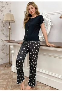 Détail du haut de pyjama à manches courtes avec bordure festonnée et nœud sur pantalon