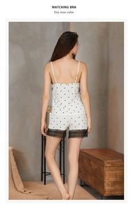 Ensemble caraco à pois avec dentelle noire délicate sur le bord du short au dos