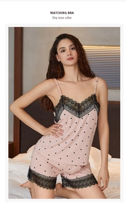 Gros plan d'un pyjama rose à pois avec dentelle noire sur le tissu en coton côtelé doux