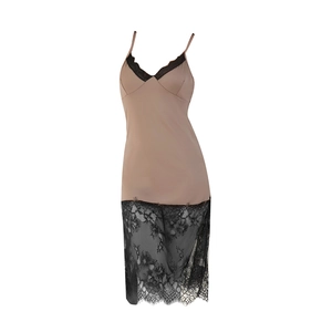 Nuisette élégante en satin nude avec dentelle noire au décolleté en V et à l'ourlet