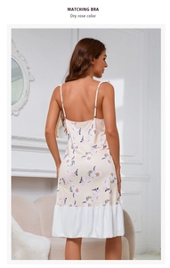 Vue arrière de la nuisette à fleurs avec ourlet à volants et motif rose délicat