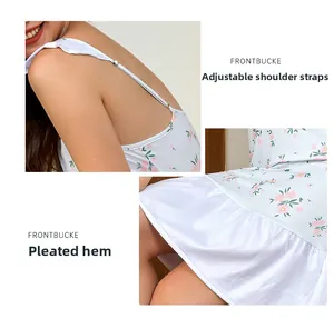 Détail de bretelles réglables et ourlet plissé blanc sur une nuisette à fleurs