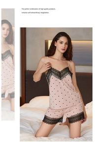 Détail du pyjama en maille rose à pois avec une bordure en dentelle noire raffinée