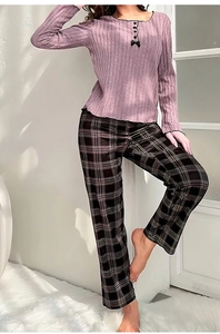 Detail von lavendelfarbenem Rippstrick-Oberteil und braun-karierter Pyjamahose