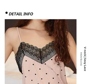 Vue détaillée du col en V avec dentelle noire sur le pyjama rose à pois noirs