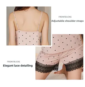 Pyjama à pois avec bretelles réglables et bordure en dentelle sur le short