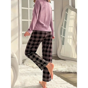 Gemütliches zweiteiliges Damen-Lounge-Set mit fliederfarbenes mit lila Streifenoberteil und Karohose