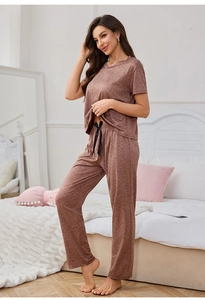 Détail du haut gris à col en V et manches courtes avec pantalon à cordon pour femme