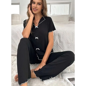 Set pigiama nero da donna con maniche corte, pantaloni lunghi e fiocchi bianchi