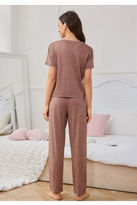 Vue arrière d'un ensemble de détente ample à col en V avec une texture de tissu marron rouge