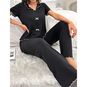 Set pigiama nero da donna con maniche corte, pantaloni lunghi e fiocchi decorativi