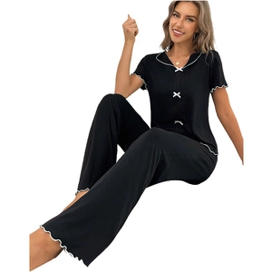 Set pigiama nero da donna con fiocchi bianchi e bordi ondulati su maglia e pantaloni