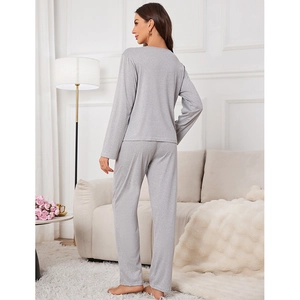Ensemble pyjama femme en coton tricoté gris avec haut à manches longues et pantalon