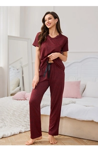 Détail d'un pyjama trois pièces rouge bordeaux avec cordon de serrage en ruban à la taille
