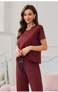 Détail d'un ensemble de détente bordeaux col V avec nœud en satin noir sur la taille
