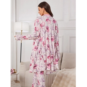 Ensemble pyjama trois pièces pour femme avec robe à fleurs roses et pantalon assorti