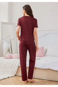 Ensemble de détente 3 pièces en tissu chiné bordeaux porté par un mannequin