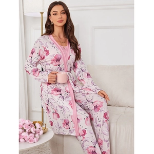 Ensemble pyjama floral 3 pièces pour femme avec peignoir et pantalon dans un décor élégant
