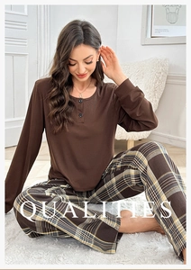 Détail d'un ensemble homewear pour femme avec haut boutonné et pantalon à carreaux