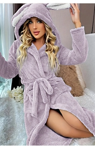 Dettaglio dell'accappatoio in peluche viola con graziose orecchie di coniglio sul cappuccio