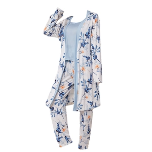 Ensemble pyjama trois pièces pour femmes avec robe longue, caraco et pantalon fleuri