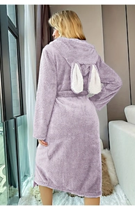 Vista posteriore di un lungo accappatoio di peluche lavanda con orecchie da coniglio