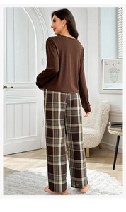 Vue détaillée du haut en tricot marron et du pantalon à carreaux de profil arrière