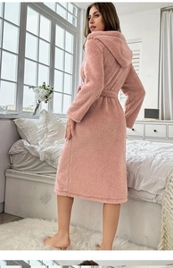 Dettaglio accappatoio rosa in peluche con cappuccio, velluto morbido e cintura abbinata