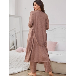 Ensemble d'intérieur trois pièces avec cardigan long et pantalon en tricot marron
