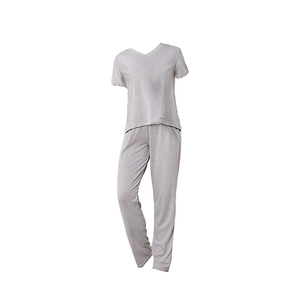Ensemble pyjama trois pièces gris pour femme avec haut à col en V et pantalon fluide