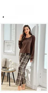 Détail du haut en maille côtelée marron café avec boutons et pantalon à carreaux