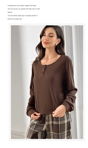 Détail de la texture satinée sur cet ensemble de détente avec col à boutons