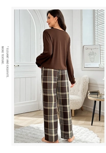 Détail de la vue arrière élégante d'un haut en tricot marron et d'un pantalon large à carreaux
