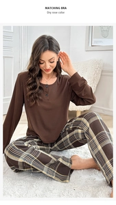 Détail du haut boutonné marron et pantalon à carreaux ensemble de détente