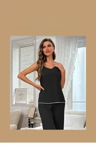Deteilansicht des schwarzen 3-teiligen Loungewear-Sets aus Rippstrick mit V-Ausschnitt Top