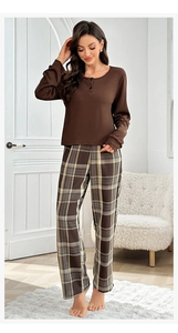 Détail du haut à col rond avec boutons et pantalon à carreaux confortable assorti