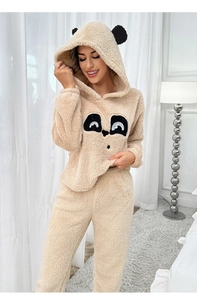 Détail de l'ensemble pyjama panda beige avec sweat à capuche en peluche douce et chaude