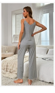 Detail eines grauen Loungewear-Sets mit rosa Trägern und Camisole mit V-Ausschnitt