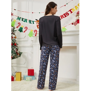 Pyjama deux pièces pour femme avec haut noir et pantalon imprimé pour les fêtes de Noël