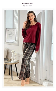 Détail du haut à manches longues rose sec avec boutons et pantalon à carreaux