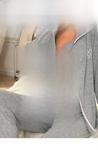 Detail der grauen gerippten Loungewear mit rosa Borte und weißer Herzstickerei auf Tasche
