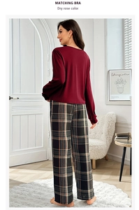 Détail de l'ensemble haut rose séché et pantalon large à carreaux décontracté
