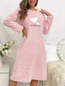 Détail du pyjama en flanelle rose avec broderie coeur et texte amour pour la maison