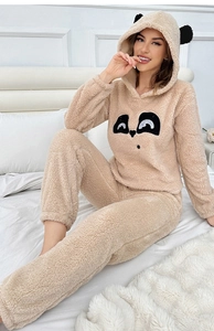 Vue détaillée du pyjama en polaire douillette avec broderie panda et oreilles 3D