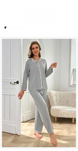 Details des grauen Ripp-Pyjamas mit rosa Kontrastpaspeln und Brustbestickung