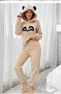 Détail de l'ensemble pyjama épais en polaire beige avec capuche et motif tête de panda
