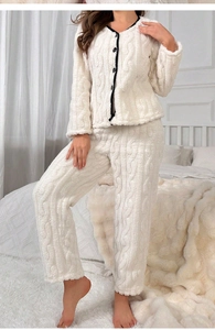 Dettaglio del set pigiama bianco in peluche con cardigan a trecce e pantaloni lunghi