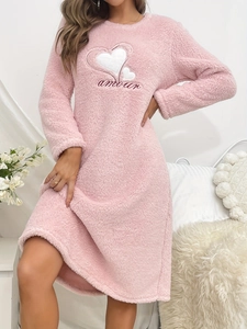 Détail de la chemise de nuit rose en polaire avec patch cœur et broderie amour