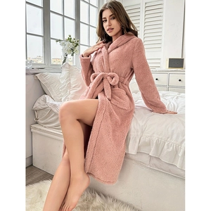 Accappatoio rosa in pile con cappuccio e cintura in morbido peluche per l'inverno