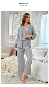 Detailansicht des dreiteiligen Strick-Loungewear-Sets in Altrosa mit Rippenstruktur